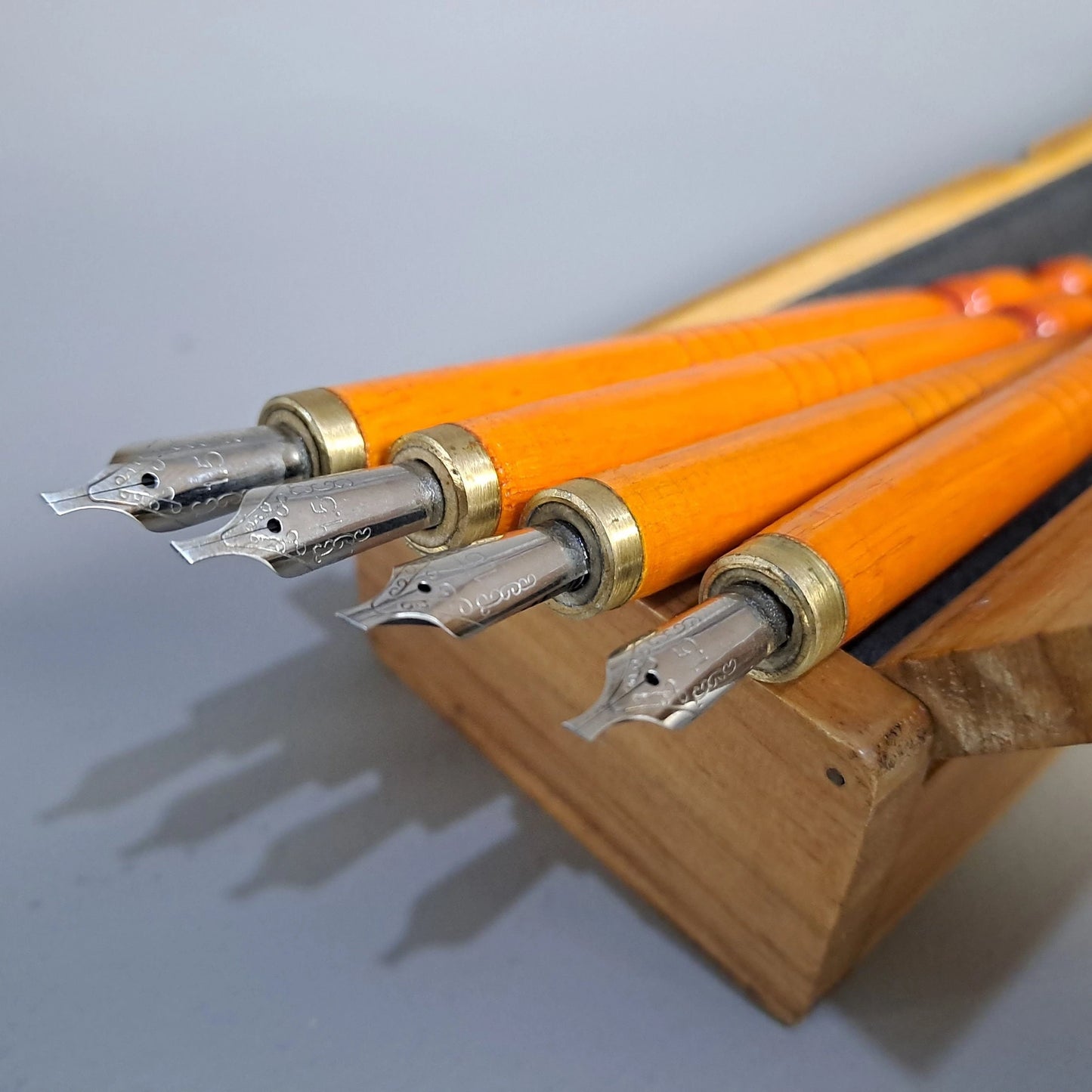 Metal nib fountain pen for Arabic calligraphy practice