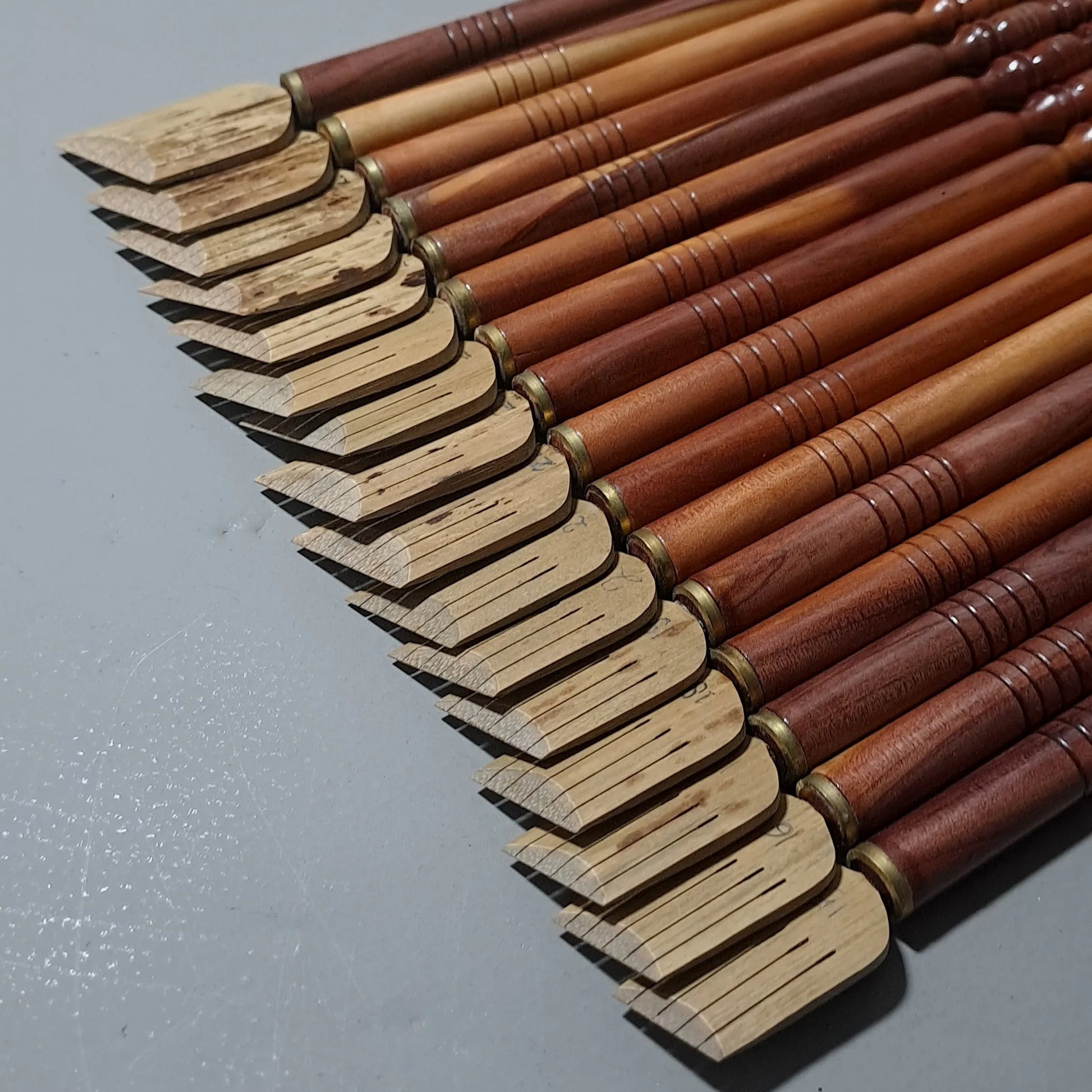 compare standard nib vs celi large nib pen