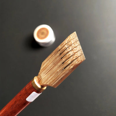 wood grain detail on handle of celi pen