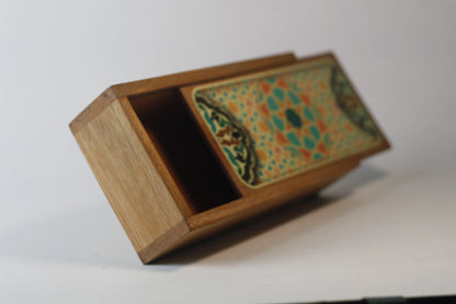 close-up of wood grain on Dutch teak sliding lid box