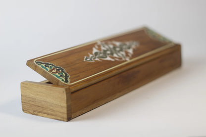 side view of wooden pen holder box, tight lid no lock